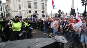 在伦敦汤米·罗宾逊集会上，抗议者与警察发生冲突