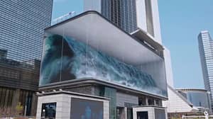 巨大的广告牌产生了在韩国建筑上崩溃的波浪幻想