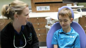 男孩被认为是非言语现在可以在牙医之后说话
