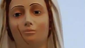 人群聚集在一起见证圣母玛利亚雕像'哭泣的血液'