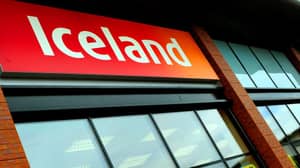 冰岛在购物中为所有NHS工人提供免费的冰淇淋和披萨