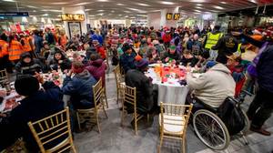 伯明翰新街火车站为200名无家可归者提供圣诞晚餐