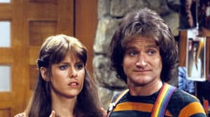 “Mork＆Mindy”星星Pam Dawber说Robin Williams凭借她抓住她