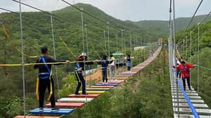 11岁的女孩距中国旅游公园悬挂桥60米