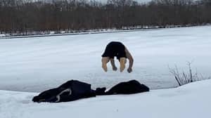 UFC战斗机破解他的头部开放潜入冰冻湖
