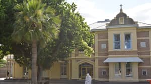 澳大利亚天主教学校被迫封锁新竖起眉毛的雕像