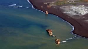 火山活动后，第二次世界大战的“幽灵船”从海床上抬起