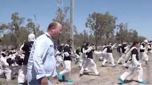 澳大利亚农民尖叫着'离开我的f **国王国家'作为100素食主义者风暴他的财产