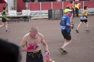据称，人偷了另一个赛跑者的围兜，为伦敦马拉松队拿走了他的奖牌