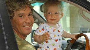 Robert Irwin在通过驾驶考试后，在爸爸史蒂夫的旧UTE中首次采取独奏游轮