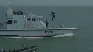英国皇家海军展示穿着喷气机制服的士兵突袭敌方船只