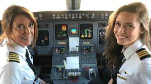 美国配对成为第一个母女Duo，一起试用商业飞机
