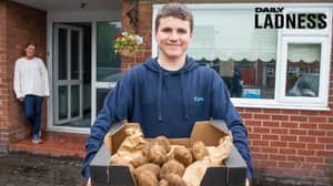 一名少年开了一家卖土豆的锁店，赚了1500英镑