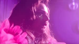 丹尼·戴尔（Danny Dyer）在极不可能的音乐视频露面中饰演扮演女王