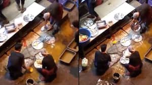餐厅工作人员在脏水坑里拍摄清洁板
