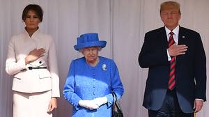 人们认为女王在唐纳德特朗普狡猾地挖了她的珠宝选择
