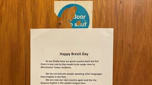 种族主义者'快乐的Brexit Day'注意告诉人们只在公寓块中讲英语
