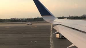 令人难以置信的镜头显示跑道上的United Airlines飞机燃料涌出