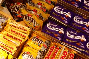 巧克力爱必威备用网好者们，英国的巧克力棒要变小很多了