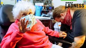 103岁的女人得到青蛙纹身将其从她的遗愿清单中勾出