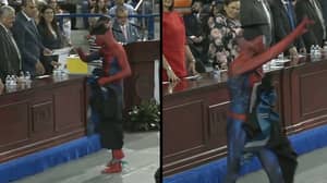 法律学生礼服作为蜘蛛侠接受他的学位