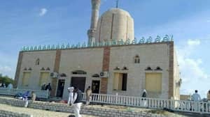 在埃及清真寺的恐怖袭击中，至少235人丧生