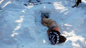 在奇异的情人节特技表演中，男子活着在雪中埋葬13分钟
