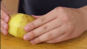 男人分享剥离土豆的不寻常方式，使它们的味道更好