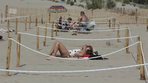 法国海滩介绍了日光浴的社会疏远