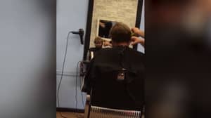 秃头砍碎恶作剧理发师通过剪切仿佛是他真正的头发