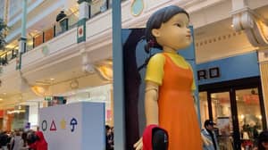 父母在英国购物中心猛击“不合适”的鱿鱼游戏娃娃