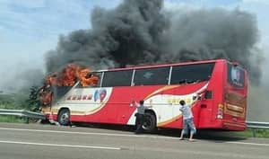 在教练崩溃并爆发到台湾的火焰之后，至少有'26游客死亡