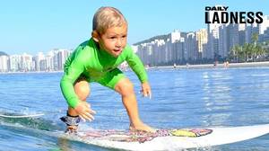 小男孩学会了如何在两个年龄之前独立完成冲浪