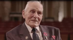93岁的老兵约翰·丹尼特在阵亡将士纪念日上讲述了他的故事