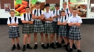 年轻的小伙子通过穿裙子到学校的年轻人蔑视'短裤禁令'