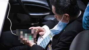 泰国MP被抓住在他的电话的色情在议会上