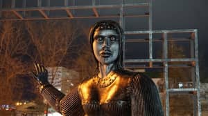 '僵尸安吉丽娜朱莉'纪念碑在被撕裂后在拍卖