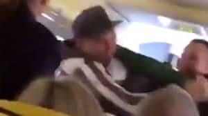 在瑞安航空航班上血腥争吵后，两名男子