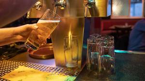 客户订购一杯啤酒，留下2,200英镑提示通过大流行帮助餐厅