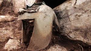 希腊战士的盔甲从公元前7世纪发现克罗地亚墓