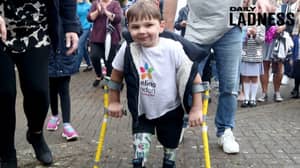 五岁的男孩筹集了100万英镑，用于NHS完成假肢的步行