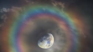 令人惊叹的照片显示月亮和天上的彩虹