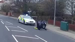 令人震惊的镜头显示摩托车手攻击警察