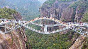 中国开设了140米高的“弯曲”玻璃桥