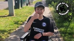 自闭症青少年与脊柱垫碧凡达举行3,000英镑，一周散步