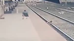 男子从迎面而来的火车中拯救孩子的生命在心脏停车的视频中