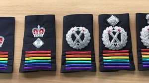 英国警察佩戴彩虹肩章支持同性恋社区