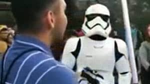 Lightaber-Wiveing Star Wars粉丝被迪斯尼乐园的Stormtrooper摧毁