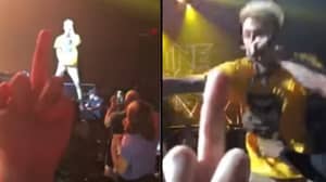 当他表演Eminem淡水时，粉丝在机枪凯莉翻转手指，然后脸上脸