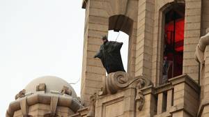 拍摄中，蝙蝠侠出现在利物浦的肝脏大楼上